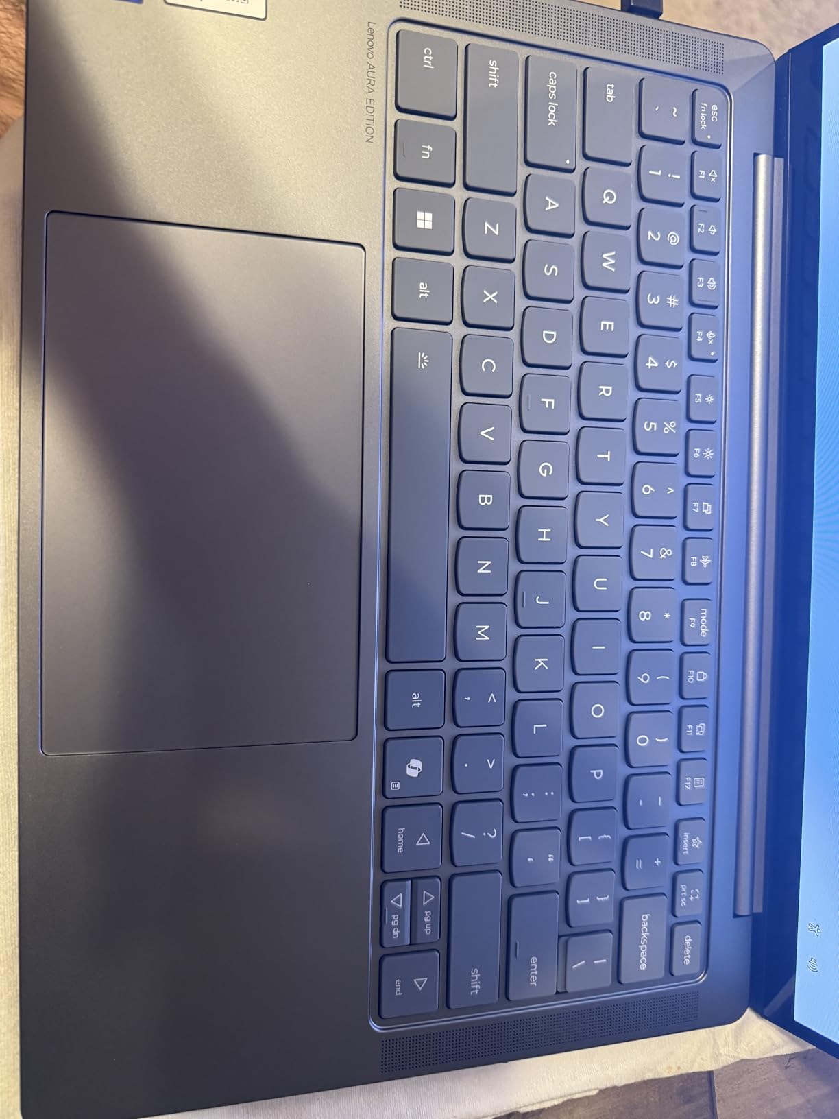 Lenovo Slim 7i Aura Edition - 2025 - Copilot+ PC - Core Ultra 7 Processor 256V - 14