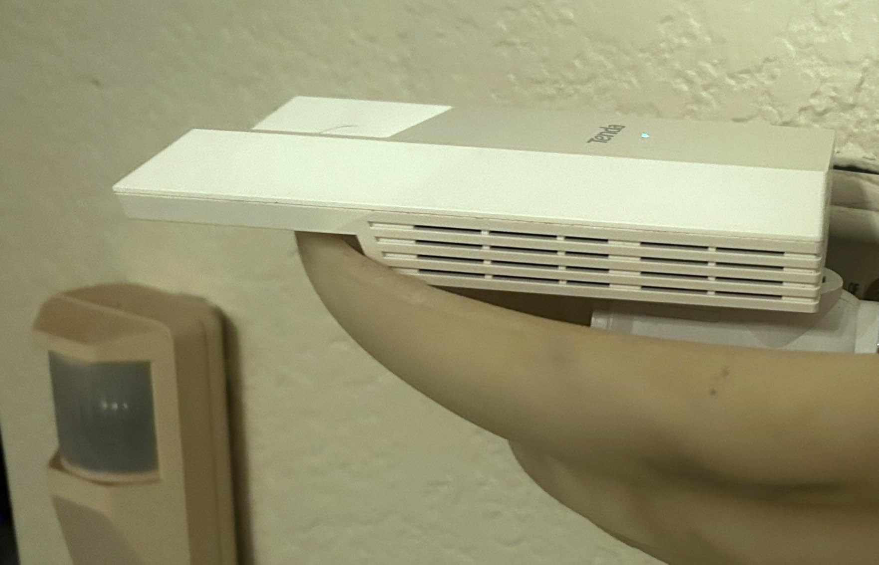 Tenda WiFi Range Extender AC1200, Dual-Band867Mbps 5GHz/300Mbps 2.4GHz, WiFi Booster Suitable for Every House, One Ethernet Port(A18 V4.0) customer photo 1