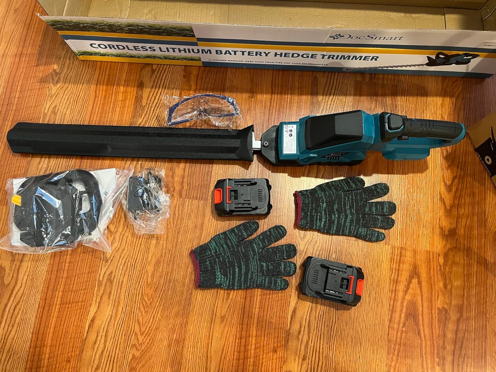 24'' Cordless Hedge Trimmer with 2 Batteries & Charger, Brushless Motor customer photo 1